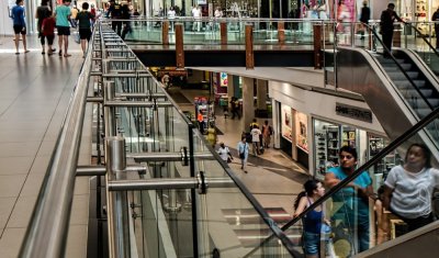 Agents de sécurité pour assurer la protection dans un centre commercial à Paris 16e