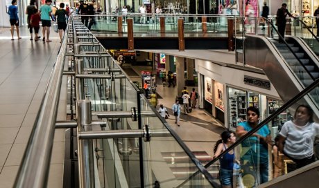 Agents de sécurité pour assurer la protection dans un centre commercial à Paris 16e