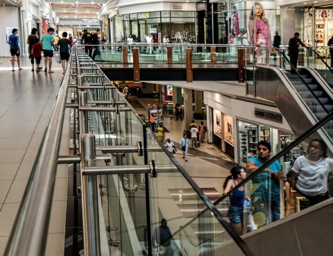 Agents de sécurité pour assurer la protection dans un centre commercial à Paris 16e